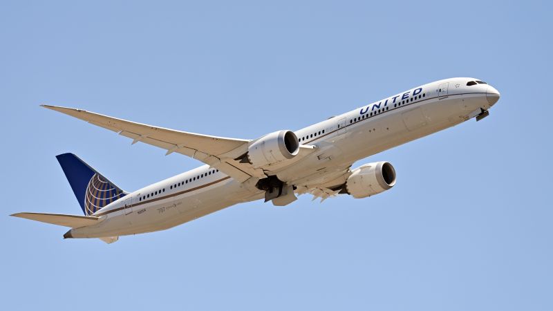 United Airlines pilot declares mayday, flight makes emergency landing at Washington Dulles airport