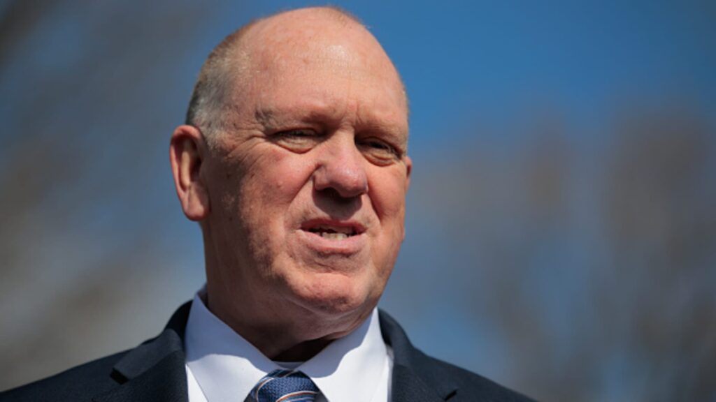 White House stands by Homan amid FBI cash reports