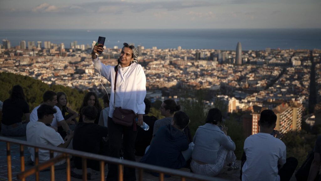 Spain wins triple credit rating boost on improving economic outlook