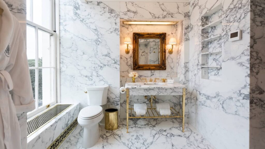 Trump touts Lincoln Bathroom remodel during shutdown