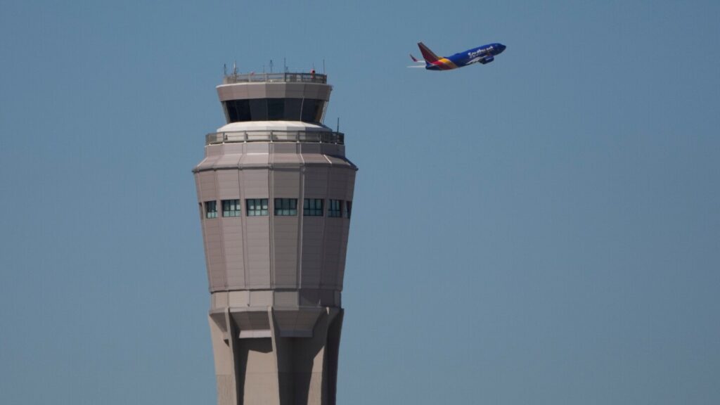 US airports see more delayed flights as government shutdown persists