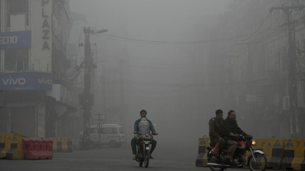 Pakistani authorities deploy anti-smog guns in Lahore