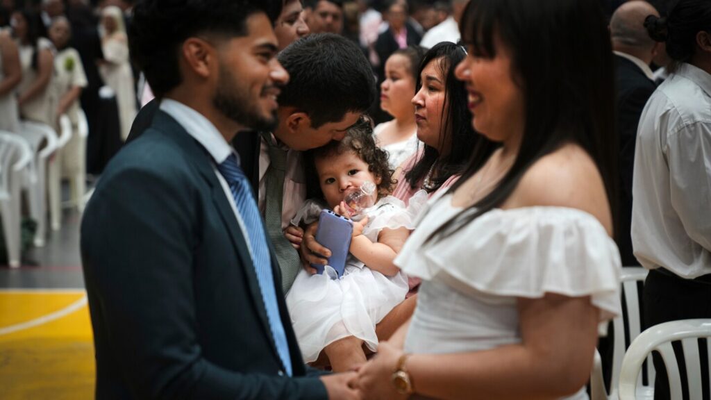 Over 600 couples tie the knot in Asunción, Paraguay’s mass civil wedding