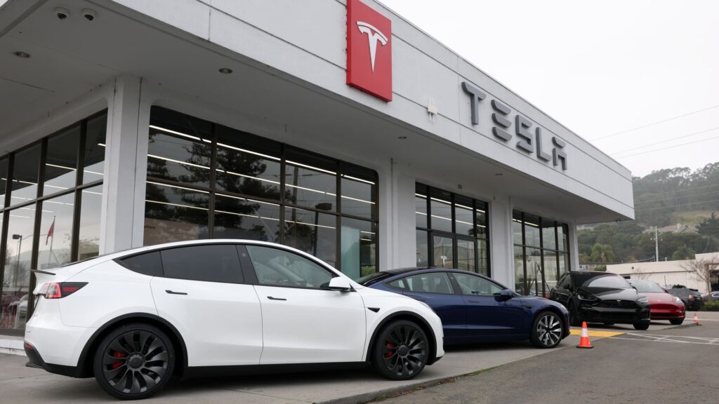 Tesla faces widening federal probe into door handle safety issues