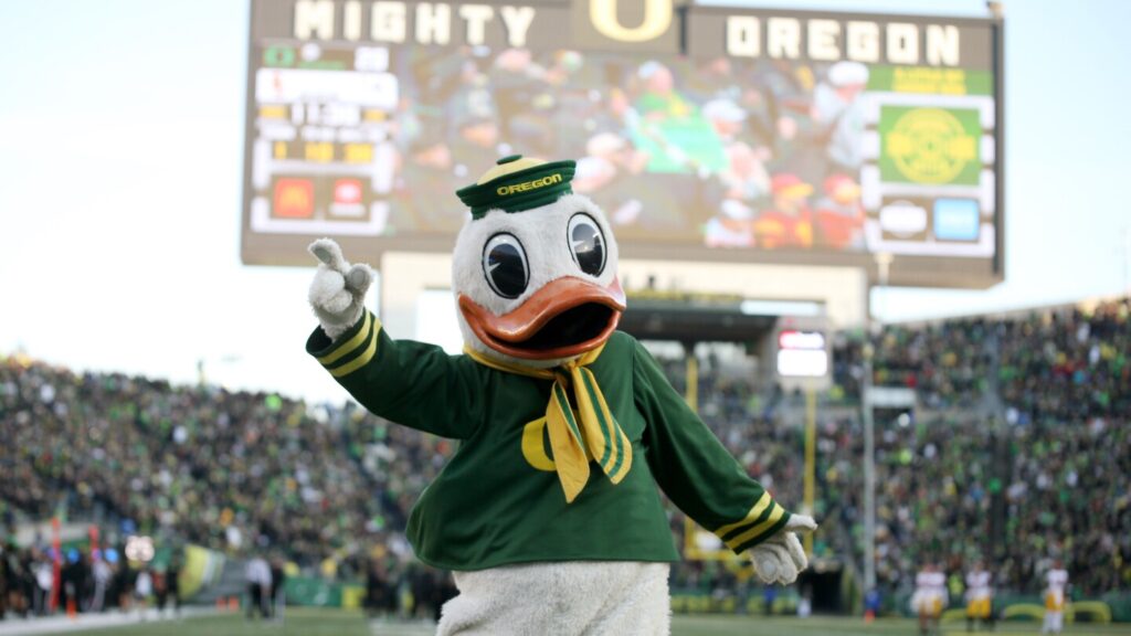 Oregon swaps spots with Ole Miss in latest AP Top 25