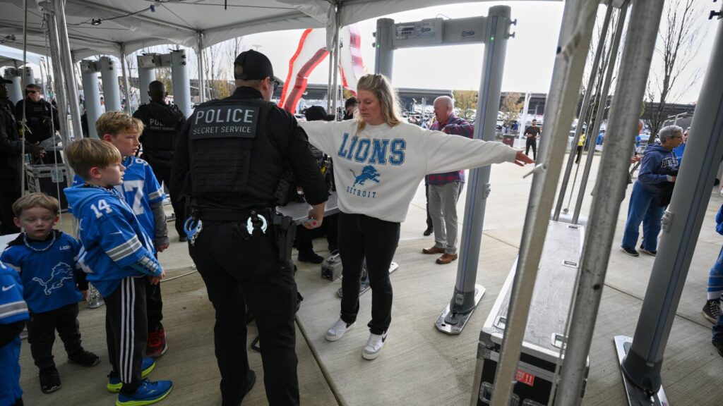 Trump would be 1st sitting US president at regular-season NFL game since 1978