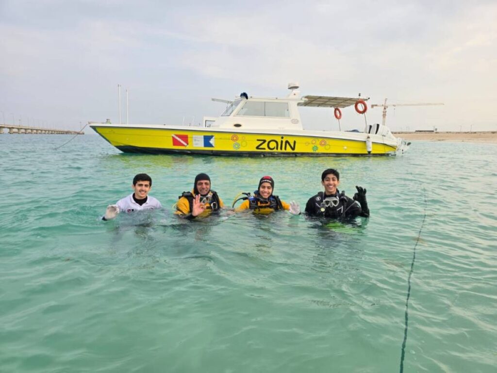 Kuwait divers clean up beach, mark Int’l Volunteer Day