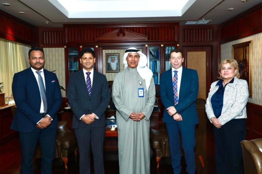 Top British officials visit Kuwait Airways