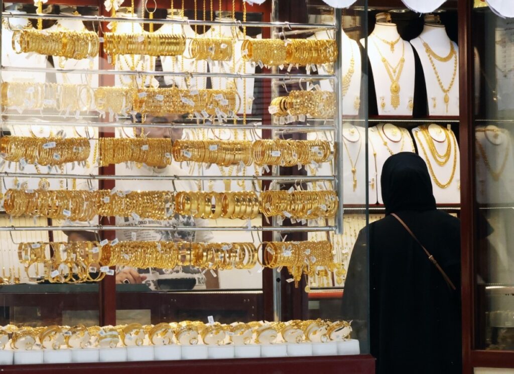 Market adjusts to Kuwait cash ban as gold hits record