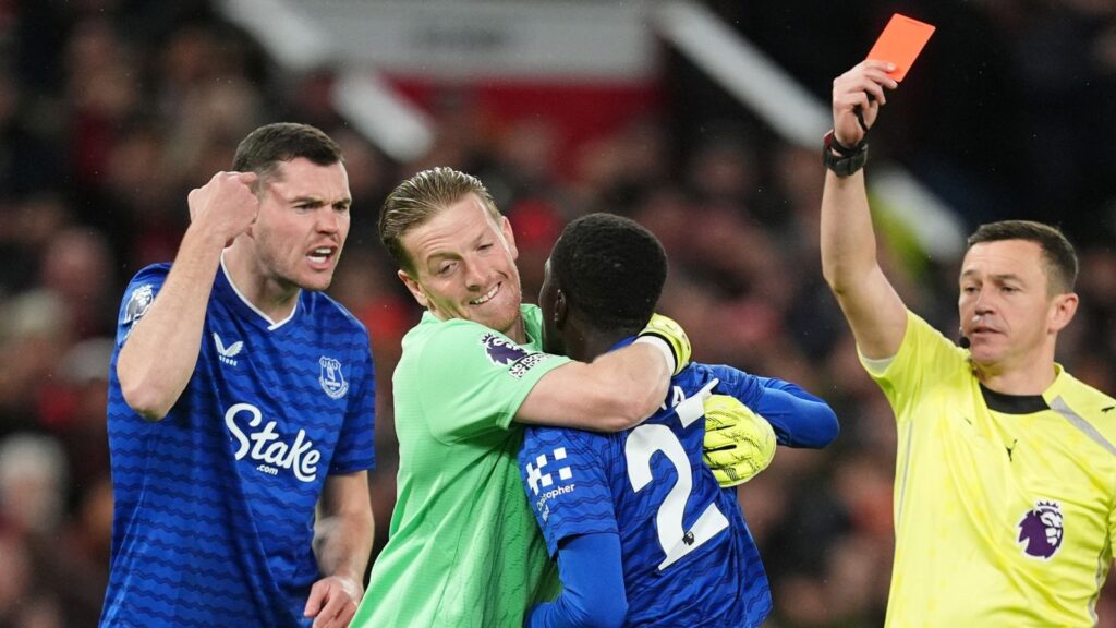 Idrissa Gueye red card: Why Everton midfielder was sent off for slapping teammate Michael Keane – Match Officials Mic’d Up | Football News