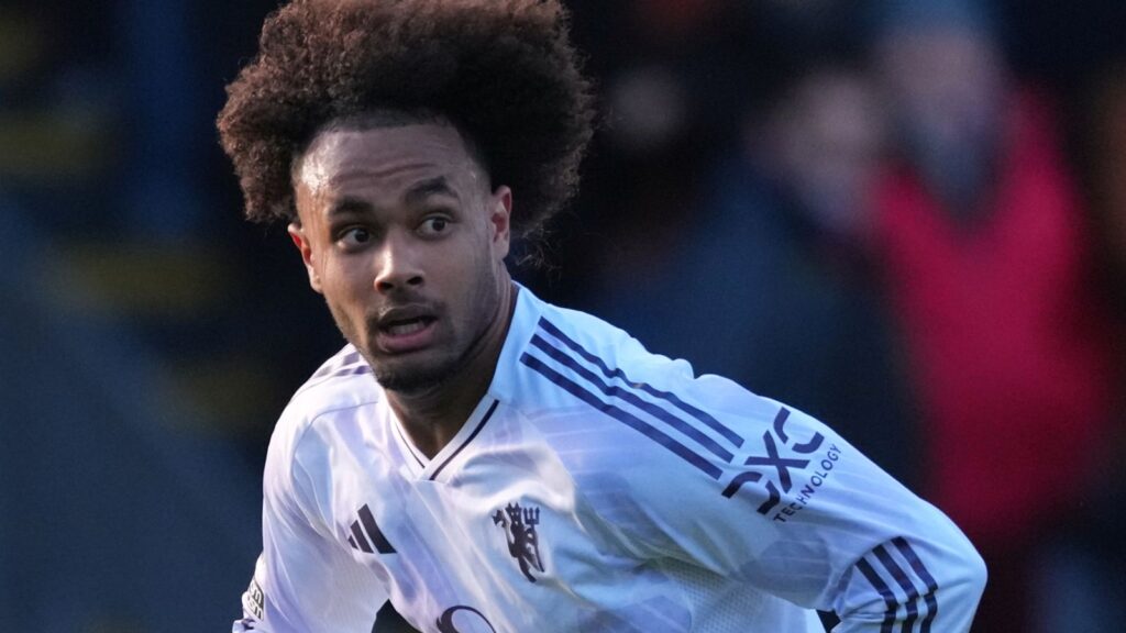 Joshua Zirkzee transfer news: Man Utd forward wants to stay at Old Trafford amid interest from Roma | Transfer Centre News