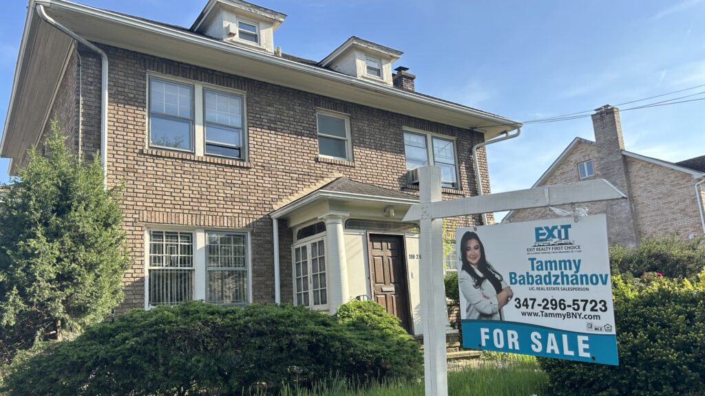 Trump says U.S. to ban large investors from buying homes