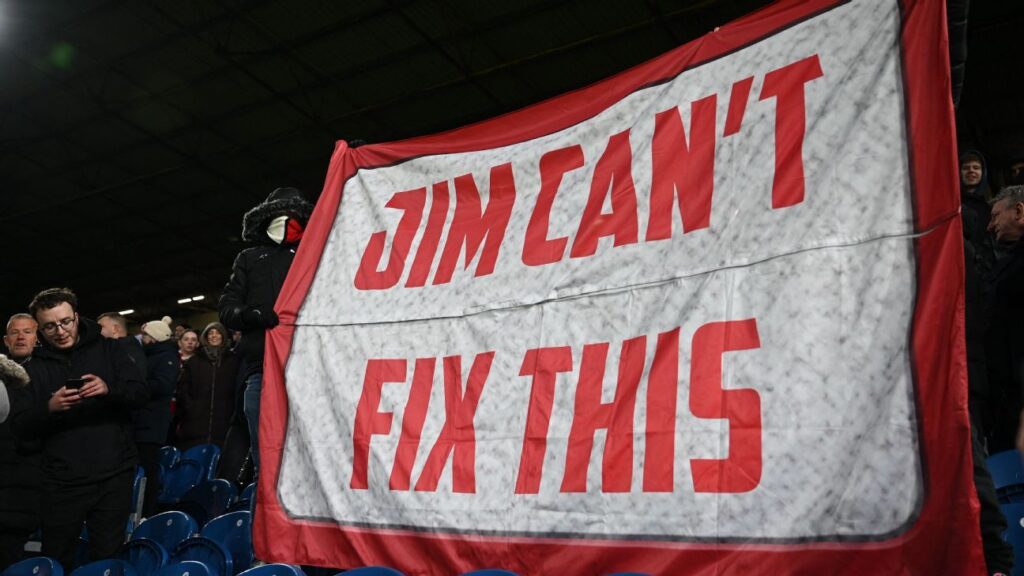 Man United fan group label club ‘laughing stock,’ plan protest