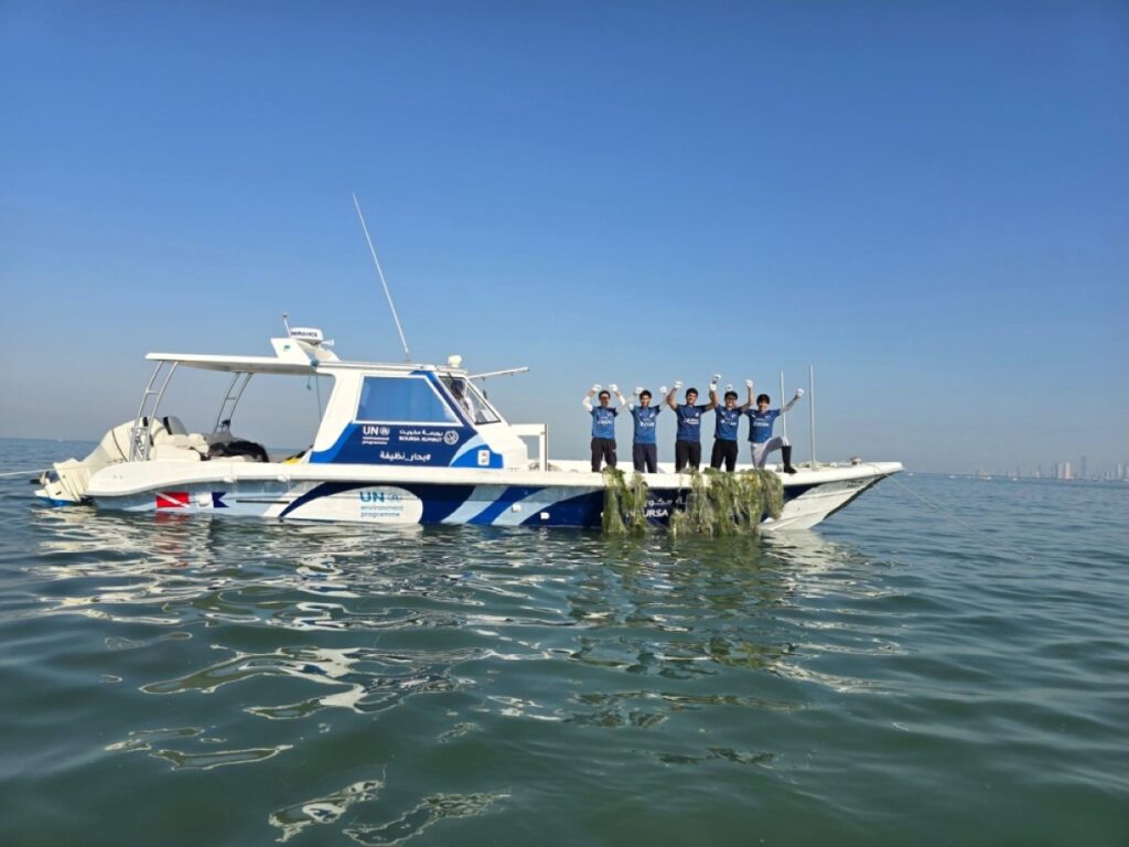 Kuwaiti Dive Team cleans Kuwait Bay and Umm Al-Naml Island