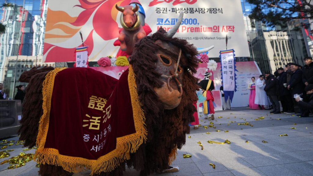 Asian shares advance in upbeat start to 2026